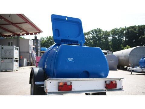 Wasserfass Anhänger 1.100 Liter – Straßenzugelassener PE-Wassertank für Bauhof & GaLaBau