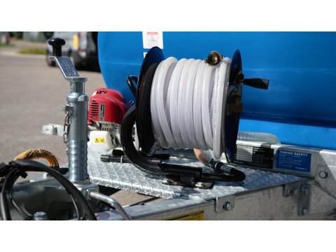 Wasserfass Anhänger 2.000 Liter – Straßenzugelassener Wassertankanhänger mit Polyethylen-Tank